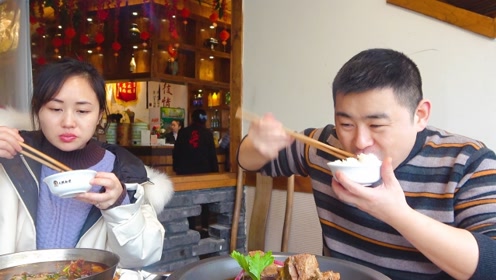 超小厨带媳妇游成都,朋友请客吃酱大骨夫妻肺片,一桌川菜吃过瘾