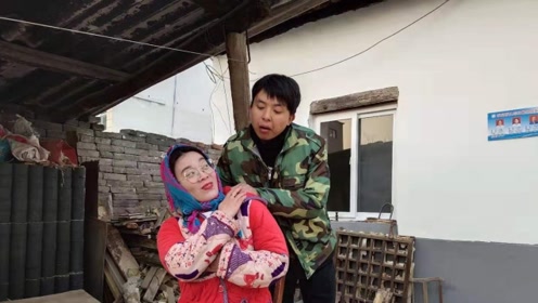 60岁大妈一生未婚,年老请来男保姆照顾,一个月后她嫁给保姆