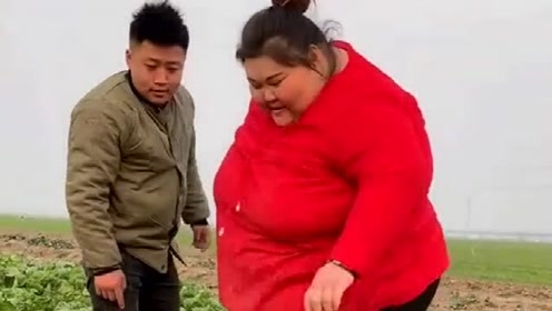哥哥怎么想了,爱和村花美丽在一块,收个白菜还要带上她!