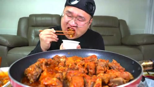 韩国大胃王胖哥,吃红烧排骨,满满的一大锅看着真过瘾