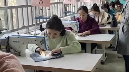 缝纫工出国考试中,美女们的技术都不错,网友:原来缝纫工也出国考试!