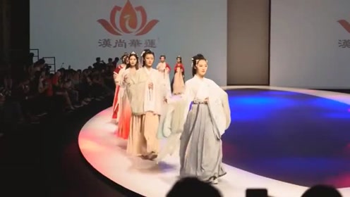 小姐姐走秀,气质优雅,很有魅力