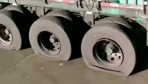 大货车爆胎很正常,可是一次连爆6条轮胎的,这样的还真没见过!