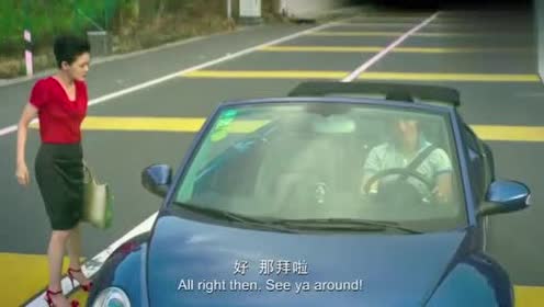 女友刚回国,却在男友车上发现女人内裤,马上翻脸