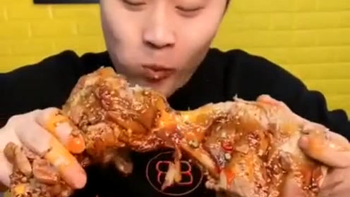 大胃王吃牛窝骨,这吃相让我开眼界了,馋得我口水直流