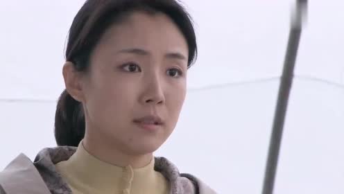 翠兰的爱情:马成给翠兰摘西红柿,怎料妹妹又来捣乱,真是气人啊