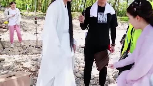 《天雷一部》花絮:赵露思站在凳子上与李宏毅比身高!太逗了!