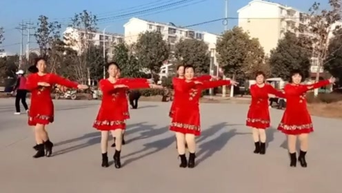 8人变队形广场舞《心上的罗加》歌曲超好听,优美流畅