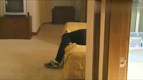 美女出差住酒店,坏蛋为了让她感觉不到疼痛,事先把美女迷晕