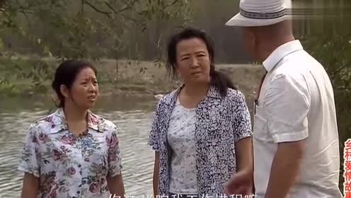 赵四媳妇担心赵四,抓着刘能胳膊问赵四去向,刘能媳妇一看吃醋了