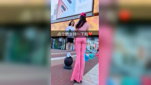 街头偶遇2米高女巨人,小女孩站石头上还没她高,这是咋长的啊?