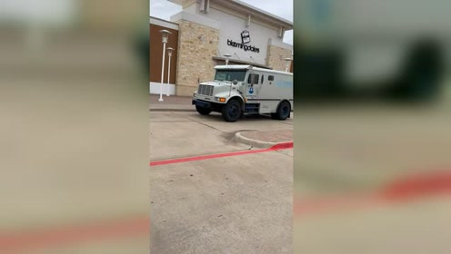 带你们看看美国的运钞车,据说防护能力堪比坦克