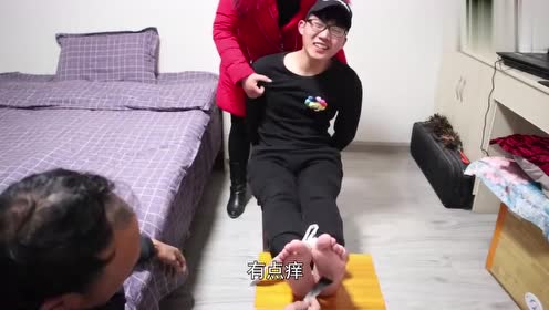 笑刑挑战,小伙被父母绑在椅子上,疯狂挠痒痒笑到肚子痛