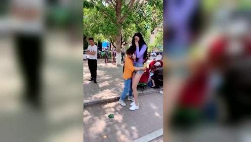 女巨人拍段子,可把小姐姐吓一跳,网友:这一下友尽了!