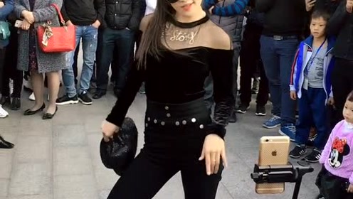 尬舞现场看到女神和小伙的甩头舞,动作太快实在太般配