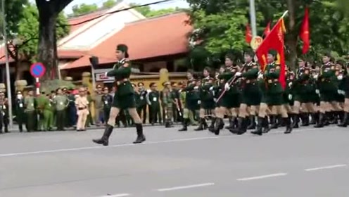 越南女兵阅兵仪式上,这走正步走的跟散步似的,音乐很魔性