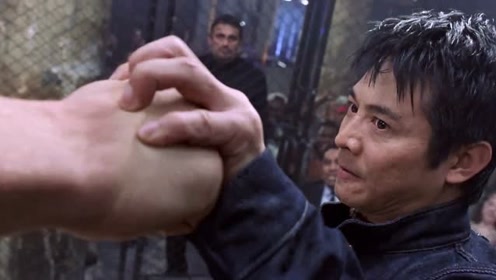 中国小伙大战外国大力士,沙包大的拳头,他是如何抵挡的?