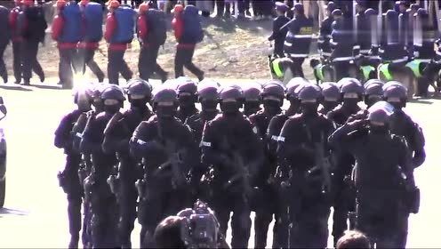 日本特警部队,手上的装备看起来不错