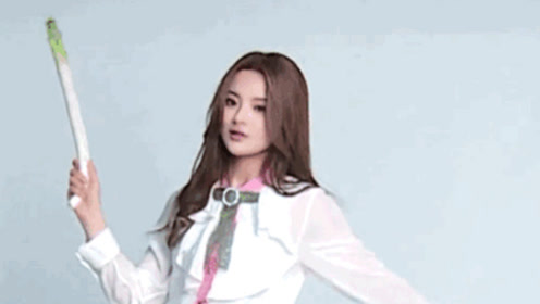 杨超越手拿大葱拍大片 可爱卖萌仿佛拿着仙女棒