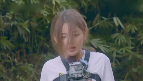 杨超越当众脱鞋形象全无，还不断地闻自己手，金瀚见后满脸嫌弃！