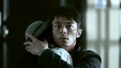 杀人狂躲在自己家中，小伙竟毫无察觉，只顾着抱女儿哭了