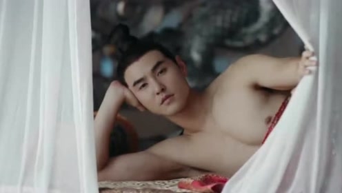 国公冲进寝宫寻找刺客，无极打趣让国公来龙榻上搜，扶摇配合的不错