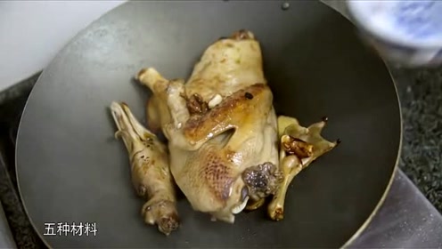 母亲的手艺让人啧啧称奇，随便出手就是一道美食，真羡慕她的儿子！