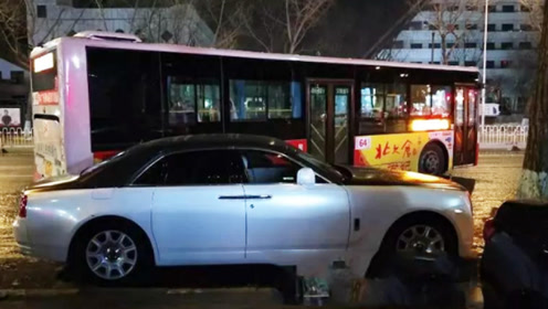 车损40万！公交车失控侧滑撞500万劳斯莱斯