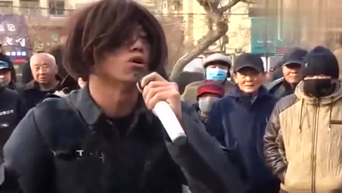 乞丐歌手街头一首《红尘情歌》,太好听了,路人围的水泄不通!