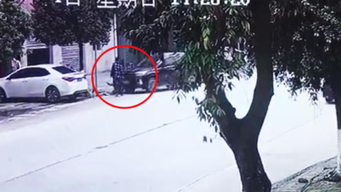 监拍惊魂一幕！小车飞速冲撞2路人 1死1重伤