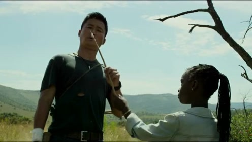 特种兵动手造弓箭，配上植物液体，将成为一把杀敌利器！