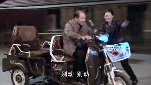 谢广坤竟然连三轮车都不会骑,差一点就骑台阶上,太逗了!