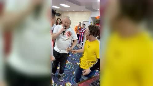 四平青年:两男子在阿厦直播间才艺比拼,看到东北人都是高手