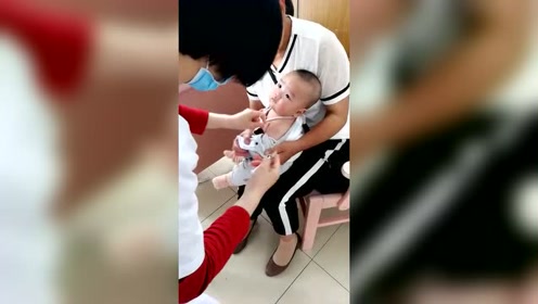 打针的宝宝,很淡定,全程不哭不闹