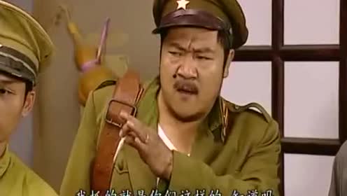 两个人说自己是侦缉队!黄金标上去就揍他们!这场面真经典