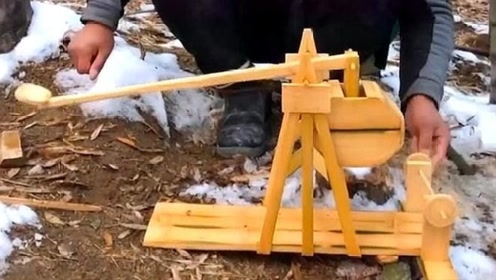 这牛人手艺真的优秀,制作出古代投石器,竟然能投出这么远?