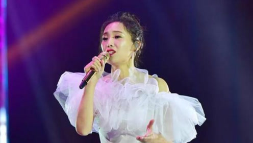 云朵演唱会现场翻唱师父金曲,音乐响起,刀郎的影子尽在歌里了