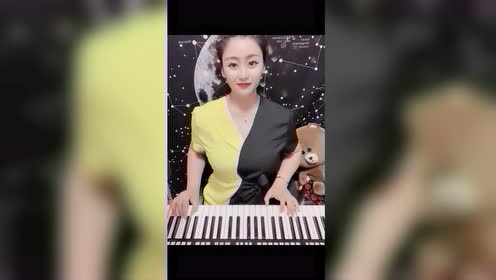 美女电子琴弹奏《男人的苦女人不清楚》,听一遍就忘不了,好听!