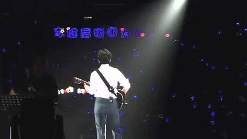 20191026李健广州演唱会:背影直拍演唱《雨后初晴》音乐诗人太动听