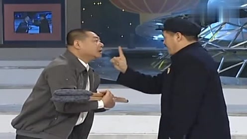 经典小品:赵本山给范伟接拐,看着也太搞笑了吧!
