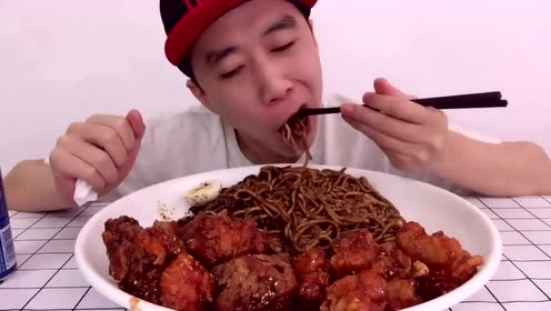 炸酱面配炸鸡,吃货们的最爱,男子一脸享受的表情!
