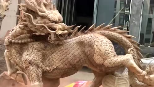小伙子太厉害了,一个人能吃苦吃灰,雕刻出的麒麟!