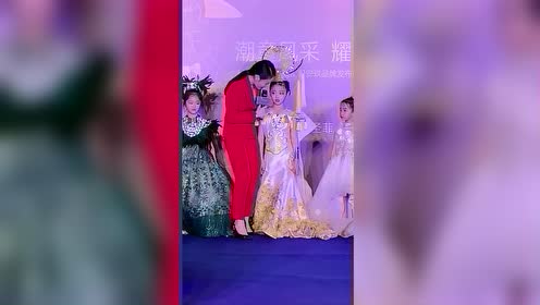 童模焱娃娃接受采访,穿上这身衣服,直接艳压了穷人家的孩子