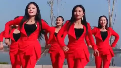 5位漂亮美女齐练广场舞,步伐简单,好看大气,一起来跳舞吧!