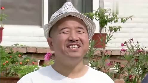 乡村爱情:谢大脚拿出西服给刘能,穿上很合身,还要衬衣和领带