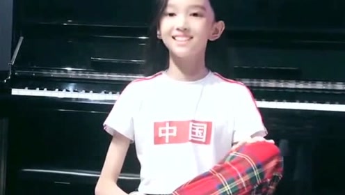 宋小睿版的《中国话》板凳舞,她自信的笑容很有感染力!