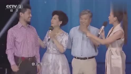 关牧村跟丈夫儿子同台,一家人简直太幸福了,朱迅满脸羡慕!
