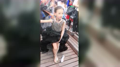 做童模也不容易,焱娃娃的鞋子不合脚,还要她继续坚持