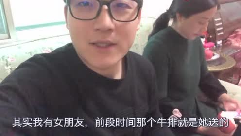 西北小强女朋友买这么贵的衣服,小强心疼了,妈妈让给女友多买点