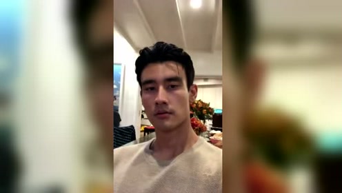 实习医生格蕾男演员alex landi更新片场自拍,颜值太高了叭